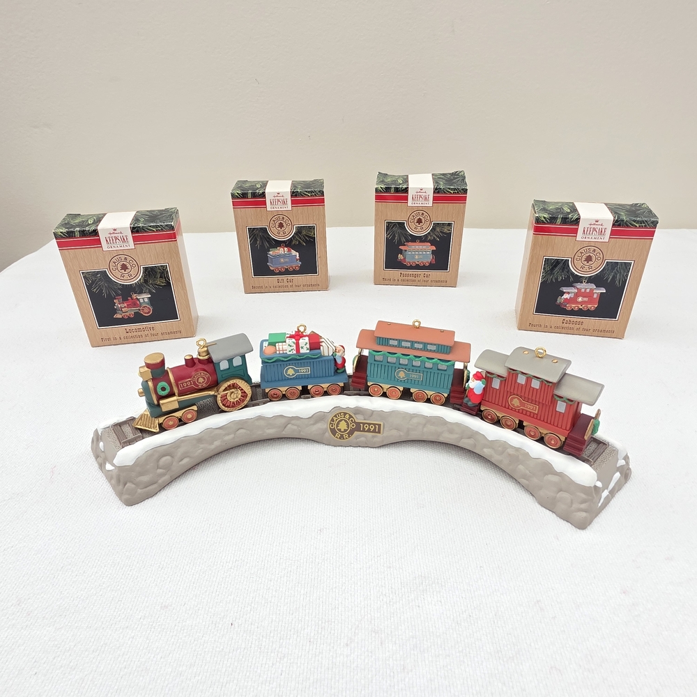Hallmark Train Ornament Set Vtg Claus and Co RR with Table Display 5 Piece